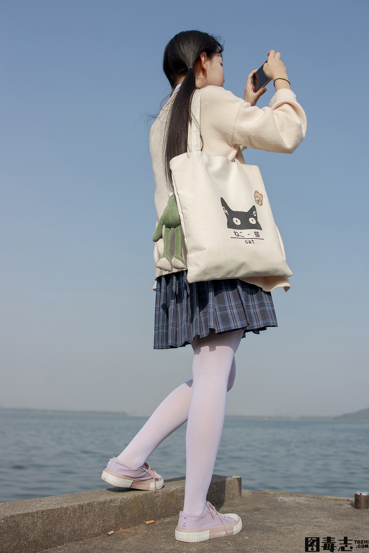 [森萝财团] 有料004 依依 湖边JK白丝