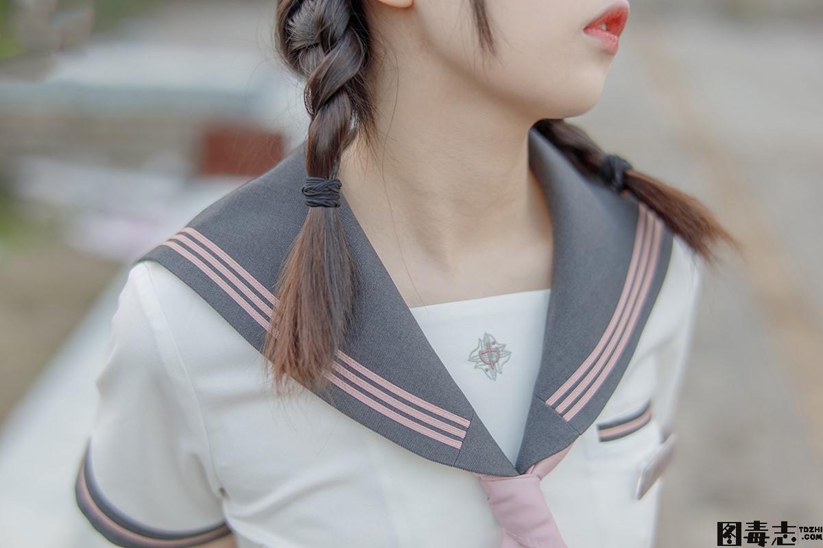 [森萝财团] 有料006 依依 户外白丝JK制服