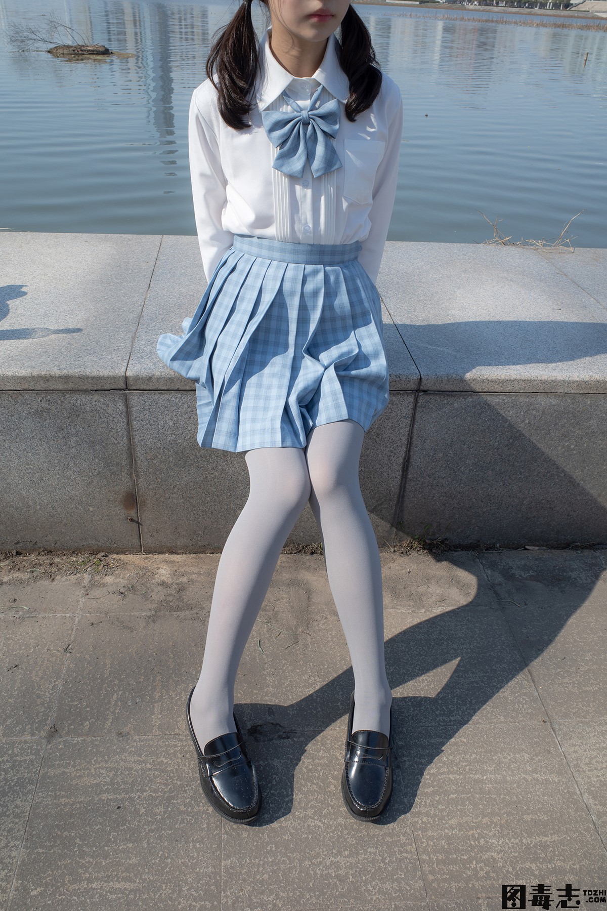 [森萝财团] 有料030 小香 户外公园里的JK制服灰丝美腿