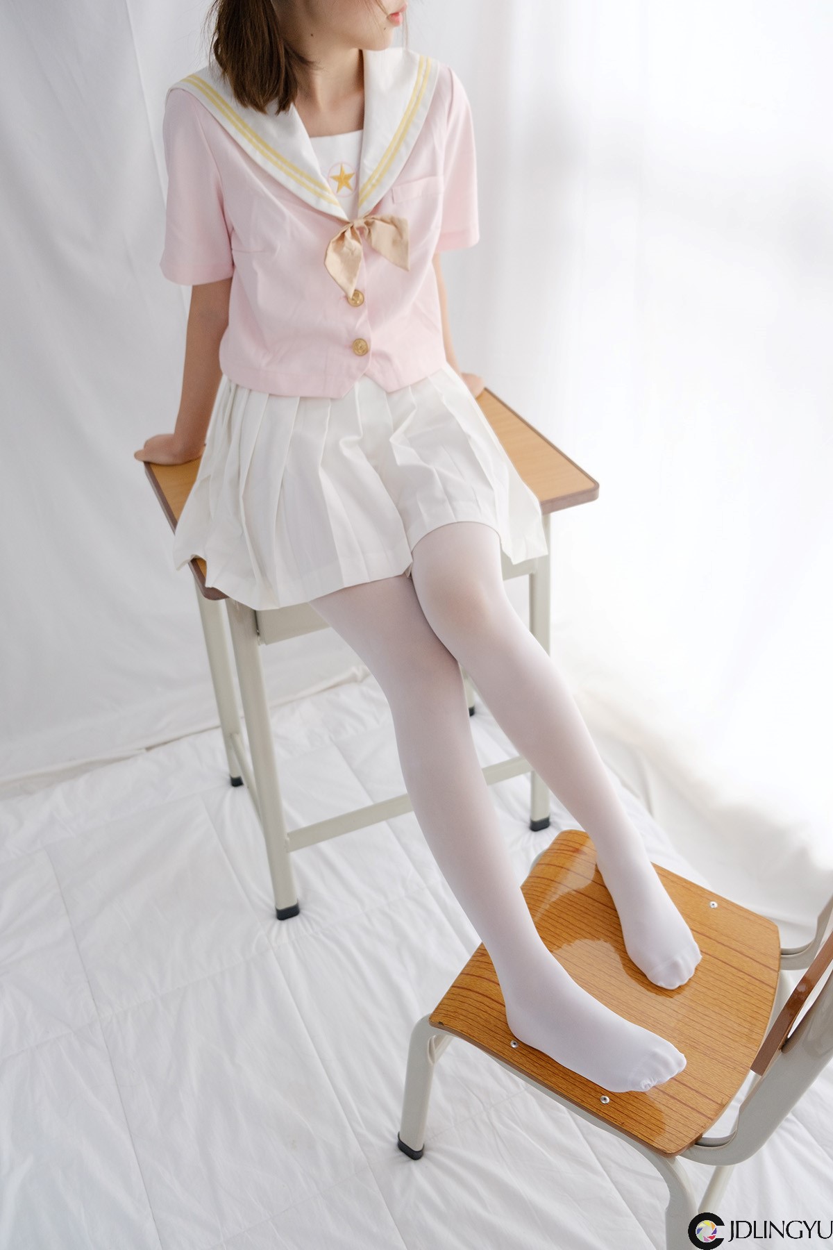 [喵写真] R15-007 课桌上白丝水手服