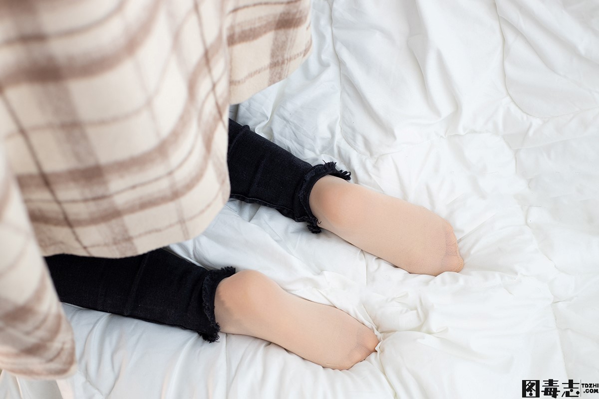 [森萝财团] 爱花写真 ALPHA-018 初冬肉丝妹妹泡脚