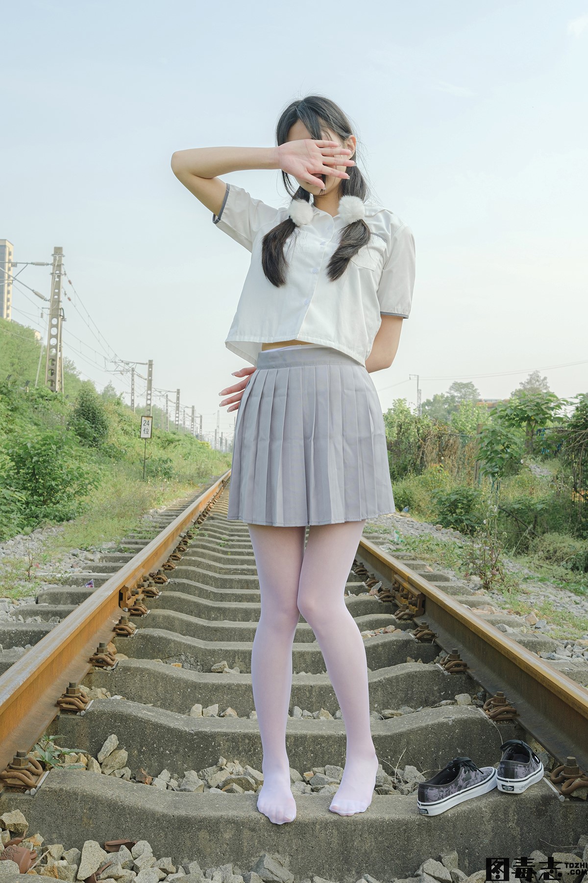 [森萝财团] 有料038 吸吸 铁轨边的JK白丝美少女
