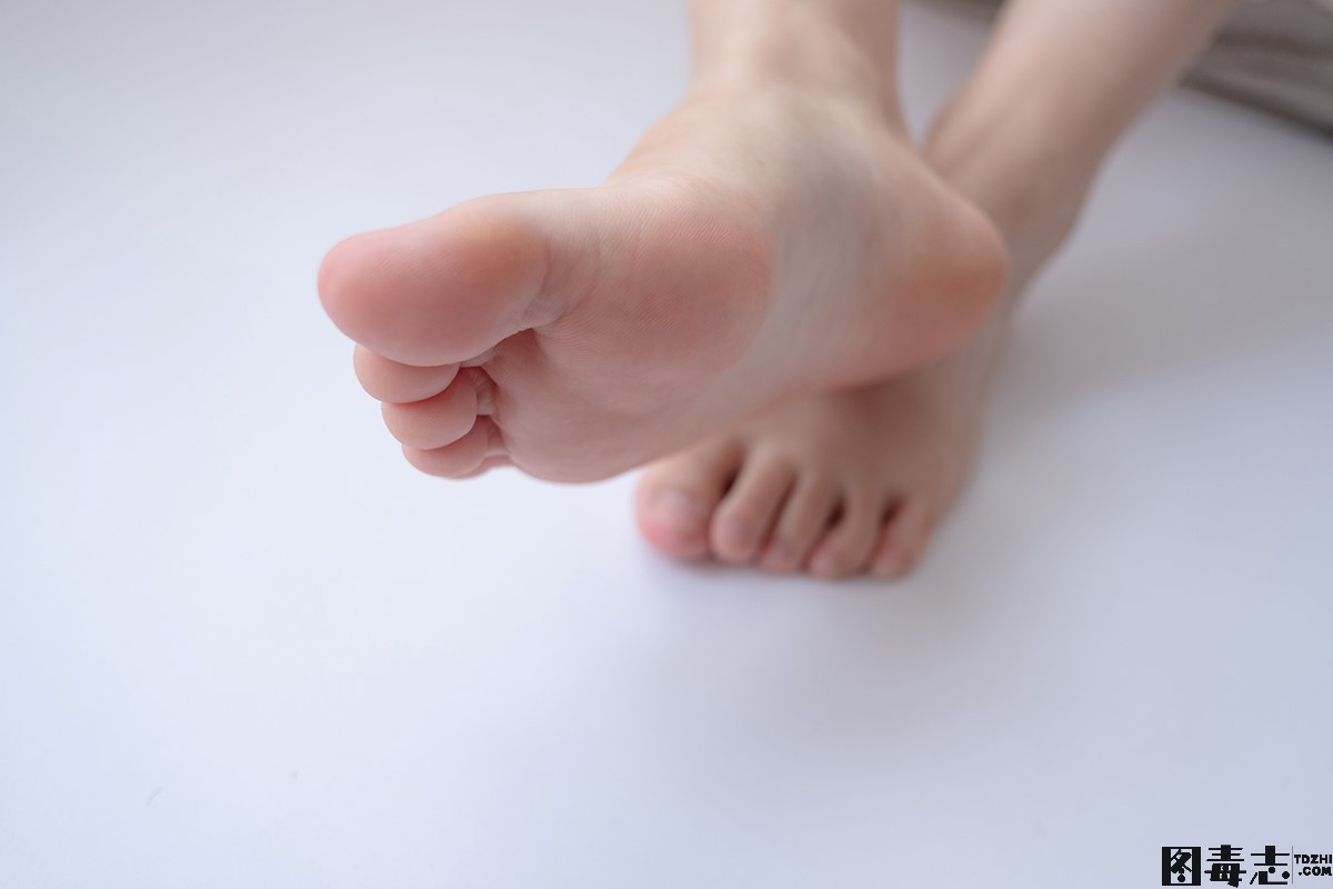 [森萝财团] 爱花写真 ALPHA-013 白丝女孩玩美足