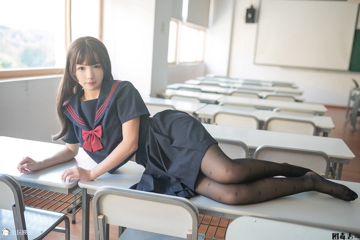 [兔玩映画] 教室里的黑丝JK