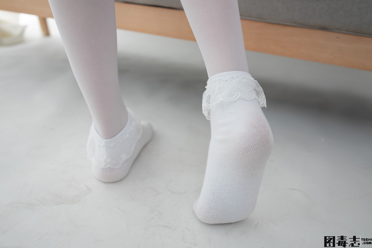 [森萝财团] JKFUN-057 Aika 白丝套蕾丝花边短袜
