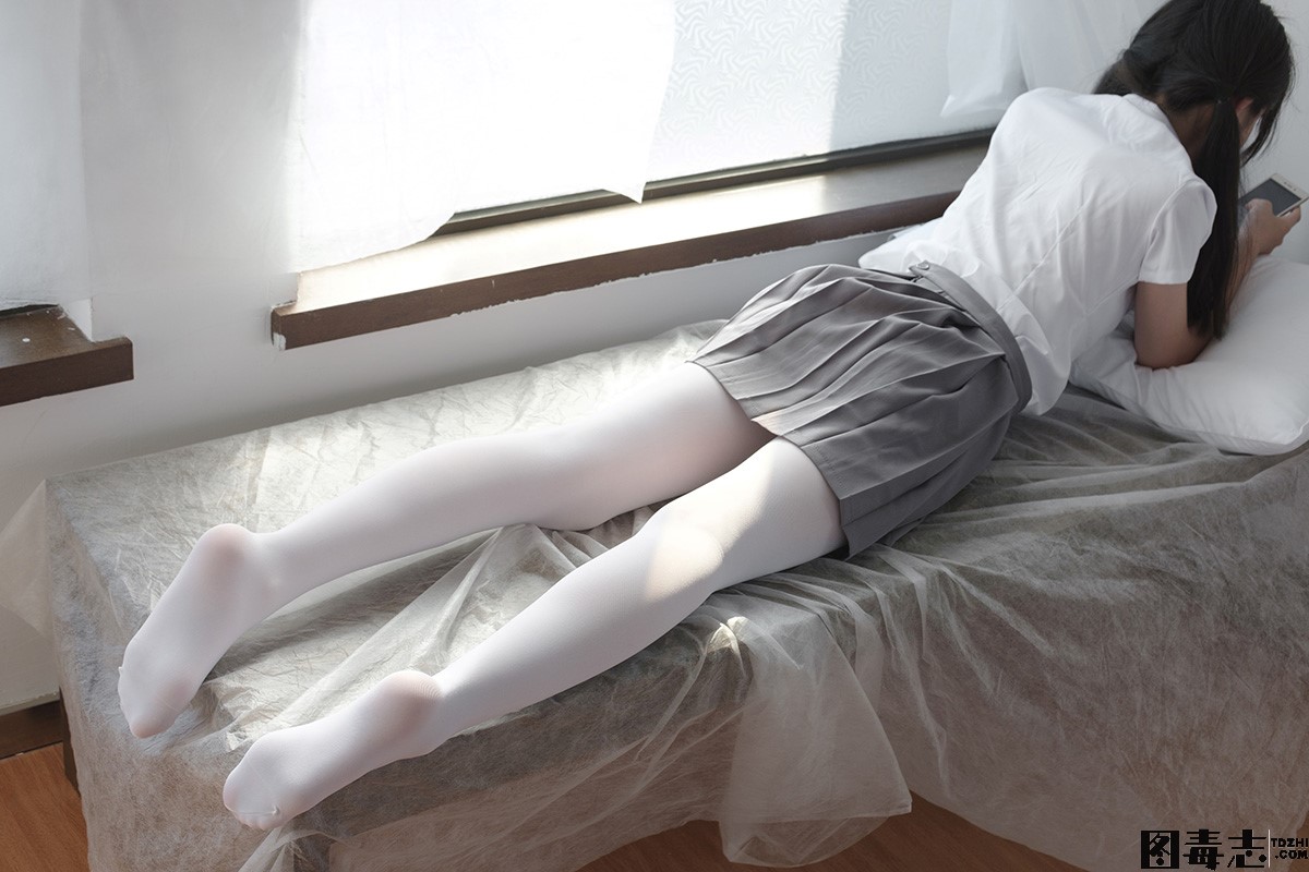 [森萝财团] BETA-029 玩手机的白丝少女