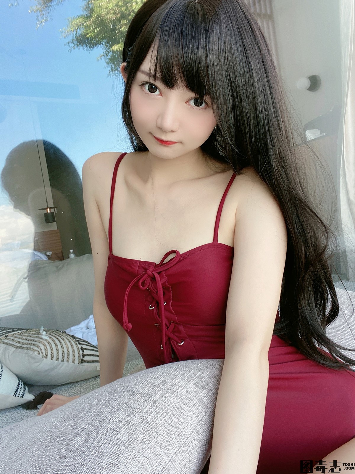 [51酱] 黑红泳装